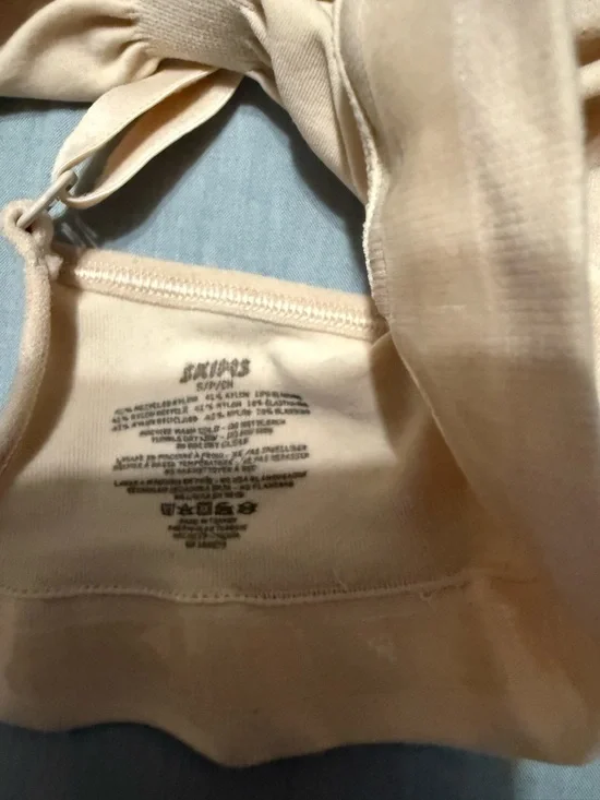 SKIMS Jasper Soft Nude Wireless Bralette in Light Beige - Picture 2 of 2